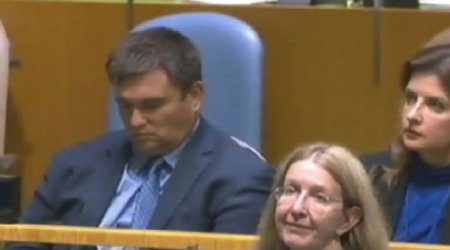 Nazir prezidentin çıxışı zamanı yatdı – Video