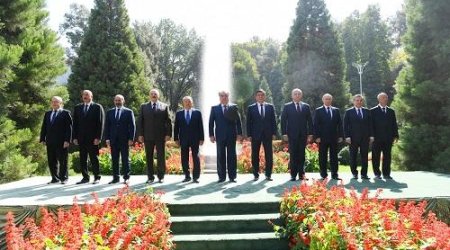 İlham Əliyev MDB dövlət başçıları ilə bir arada