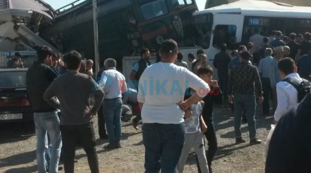 Bakıda dəhşətli qəza: Qatar avtobusla toqquşdu  - FOTOLAR