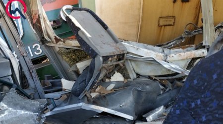 Qatara çırpılan avtobusdan - FOTOLAR