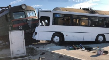 Bakıda qatarla avtobusun toqquşduğu an – VİDEO