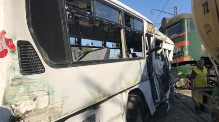 Qatarla toqquşan avtobusdan sərnişinlər belə ÇIXARILDI - YENİ VİDEO