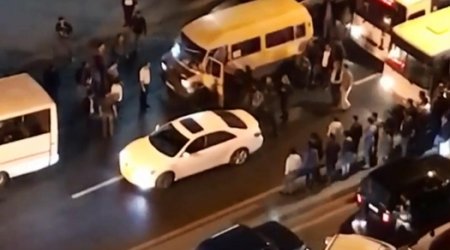 Массовая драка водителей в Баку - ВИДЕО 