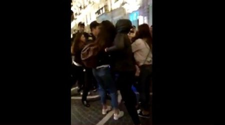 Bakıda iki qız oğlana görə saçyolduya çıxdılar - VİDEO
