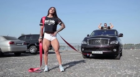 Azərbaycanlı qız maşın dartdı - VİDEO