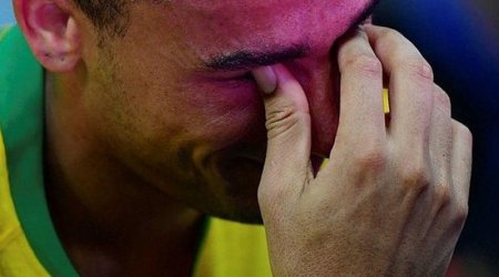 Zədələnən futbolçu meydanı ağlayaraq tərk etdi - FOTO