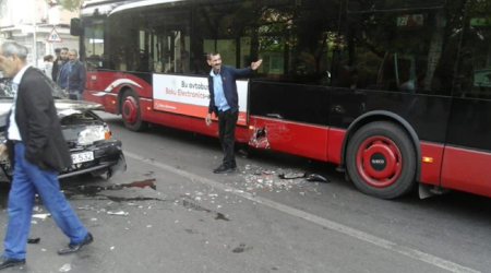 Bakıda “Bakubus” avtobusu qəzaya düşdü – Fotolar