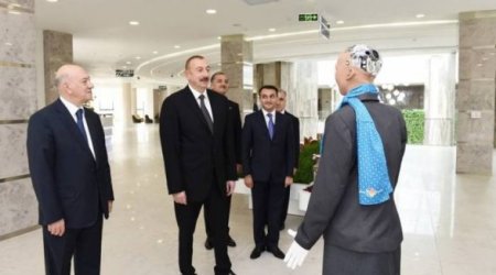 Ильхаму Алиеву представили робота Софию - ВИДЕО