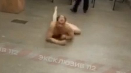 Голый мужчина прополз по вестибюлю московского метро - ВИДЕО