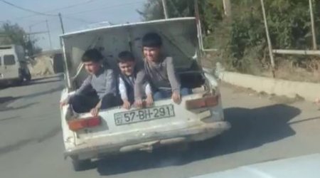 Водитель в Азербайджане прокатил детей в багажнике - ВИДЕО