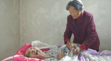 12 il sonra komadan ayılan kişi anasını yanında görüb ağladı – Foto