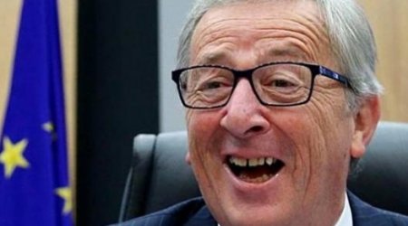 Юнкер явился на пресс-конференцию в разных ботинках - ВИДЕО