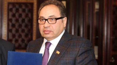 Qanunsuz şərab biznesi ilə məşğul olduğu iddia edilən Abel Məhərrəmovun Həccdən fotosu