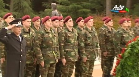 Əsgər Heydər Əliyev Mədət Quliyevlə birgə babasının məzarı önündə - VİDEO