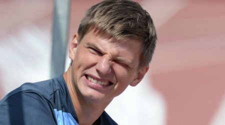 Tanınmış futbolçu fahişələrlə yaxalandı – FOTO