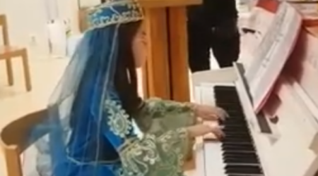 İsveçdə yaşayan çinli qız “Sarı gəlin” mahnısını ifa edib — VİDEO
