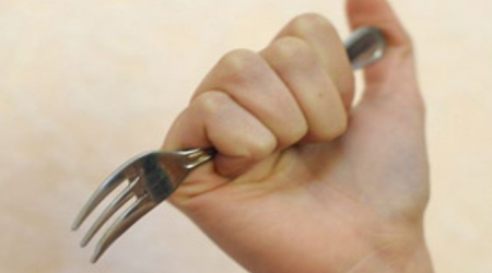 Bakıda məşhur xanım aparıcıya çəngəllə xəsarət yetirdilər - FOTO