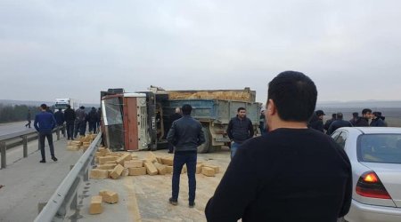 Bakı-Qazax magistralında yük maşını belə aşdı -  FOTOLAR