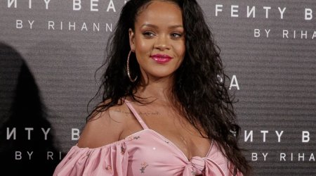 Rihanna atasını məhkəməyə verib