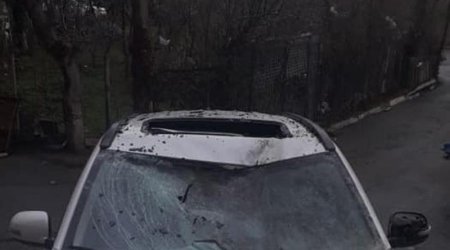 Bakıda güclü külək su çənini binanın damından avtomobilin üstünə atdı – FOTOLAR