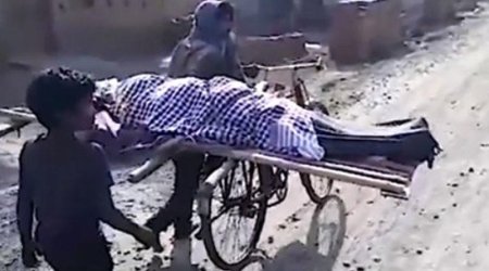 Yasa gələn olmadı, oğlan anasını velosipedlə aparıb basdırdı - VİDEO