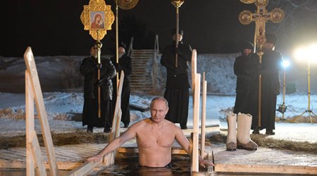 Putin xaç suyuna girdi - VİDEO