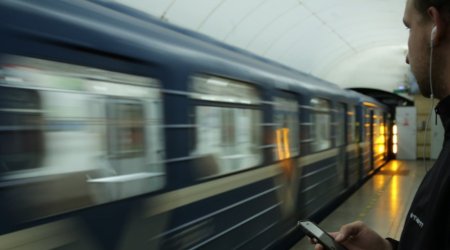 Sabiq baş nazir metroda - FOTO