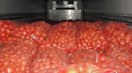 Азербайджан завалил луком Турцию