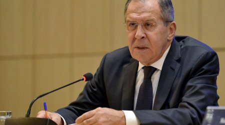 Лавров «поздоровался» с назойливым микрофоном - ВИДЕО