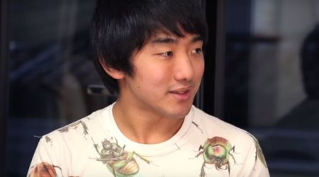 Японец целый год «встречался» с самкой таракана - ВИДЕО