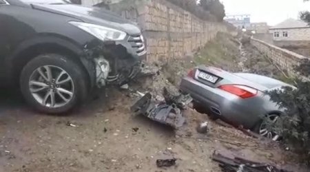 AA nişanlı maşın dərəyə aşdı - VİDEO