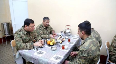 Zakir Həsənov əsgərlərlə nahar etdi - FOTOLAR