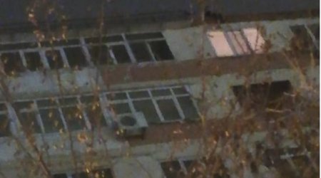 Gənc oğlan binanın üstünə çıxıb, özünü atmaq istəyir — Bakıda gərgin anlar + FOTOLAR