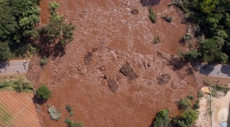 Момент прорыва дамбы в Бразилии - ВИДЕО