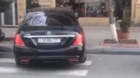 В Баку водитель припарковался на «зебре» - ВИДЕО