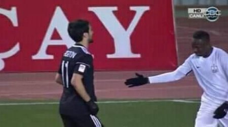  Мадатов не пожал руку темнокожему футболисту и потом сказал «Я – не расист» -  ВИДЕО