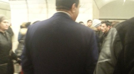 Azərbaycanın ən varlı müğənnisi Bakı metrosunda göründü - FOTO