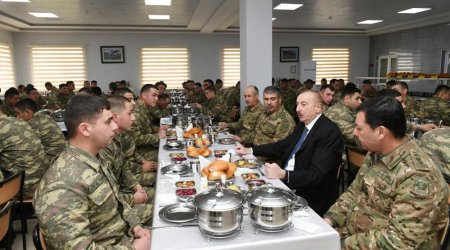 Prezident əsgərlərlə nahar etdi - FOTO