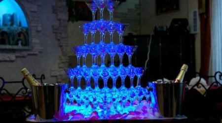 Бармен разбил пирамиду из бокалов на корпоративе в честь 8 Марта - ВИДЕО