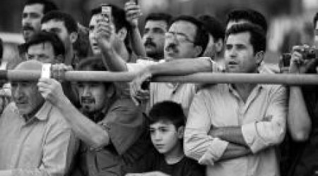 İranlı fotoqraf hər kəsi DƏHŞƏTƏ GƏTİRİR: edam edilənləri seyr edən qohumları çəkir…(FOTOLAR)