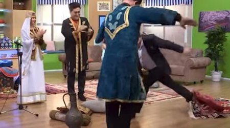 Vasif Məhərrəmli verilişdə oynayarkən yıxıldı - VİDEO