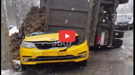 KamAZ sərnişinlə dolu taksinin üstünə aşdı – VİDEO