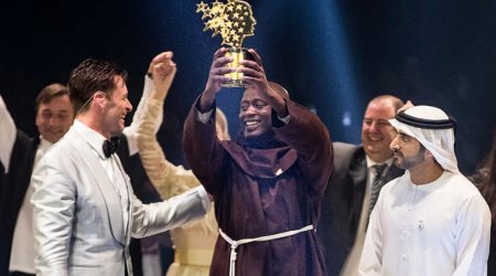 Maaşını kasıb şagirdlərə xərcləyən kənd müəllimi 1 milyon mükafat aldı – FOTO+VİDEO