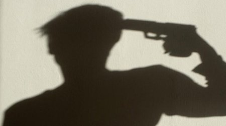 Müğənni klip çəkilişində özünü güllələdi
