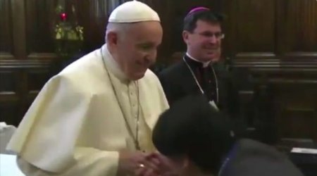 Папа Римский не дал прихожанам поцеловать свой перстень