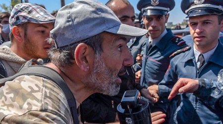 Politoloq: Ermənistan “xoruzlanır”, vəziyyətin ağası isə Azərbaycandır