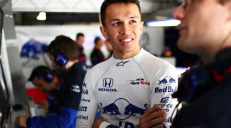 Круг по бакинской трассе вместе с пилотом «Торо Россо» Албоном - ВИДЕО