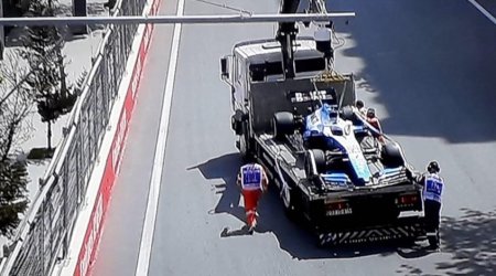 Гонщик «Формулы 1» совершил аварию, наехав на люк на бакинской трассе - ВИДЕО