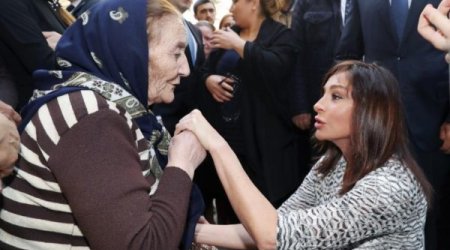 Mehriban Əliyevadan yaşlı qadına səmimi jest – MARAQLI FOTOLAR 