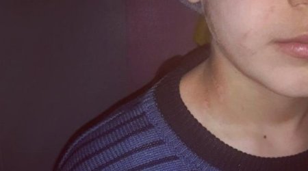 Bakıda qadın  uşağını görün nəyə görə vəhşicəsinə döyüb -  FOTOLAR